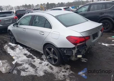 2019 Mercedes-Benz A 220 4Matic z USA, uszkodzony, nr VIN WDD3G4FB9KW009181